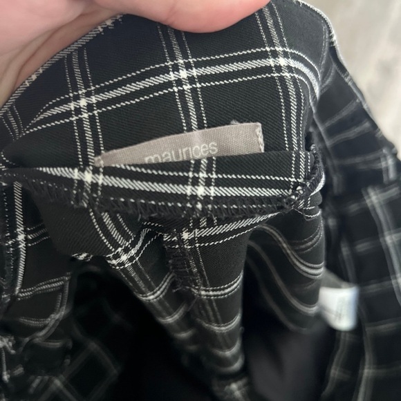 Maurices Large Black and White Bengaline Plaid Cropped Pants - Picture 4 of 5